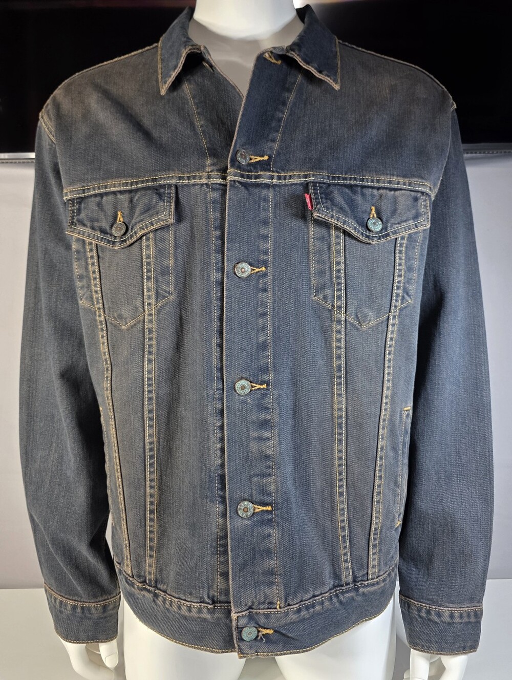 Levi's Men's Indigo Denim Jacket with Contrast Stitching April 2005 Size XL